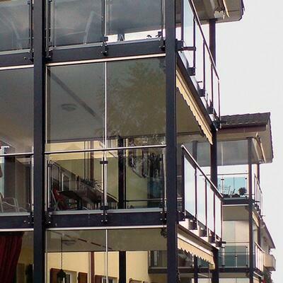 Från hörnet på ett lägenhetshus med inglasade balkonger